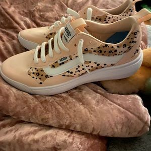 New never worn vans Leila sneaker